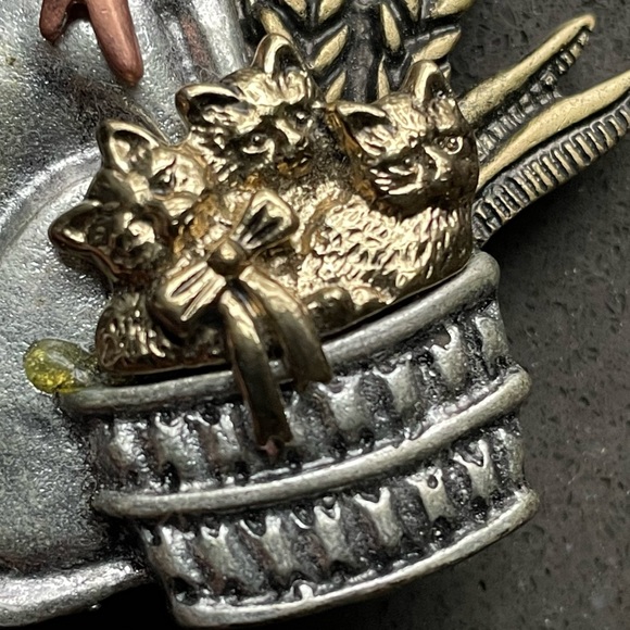 Kenneth Cole cat•kittens•basket mixed metals brooch sign - Picture 3 of 8